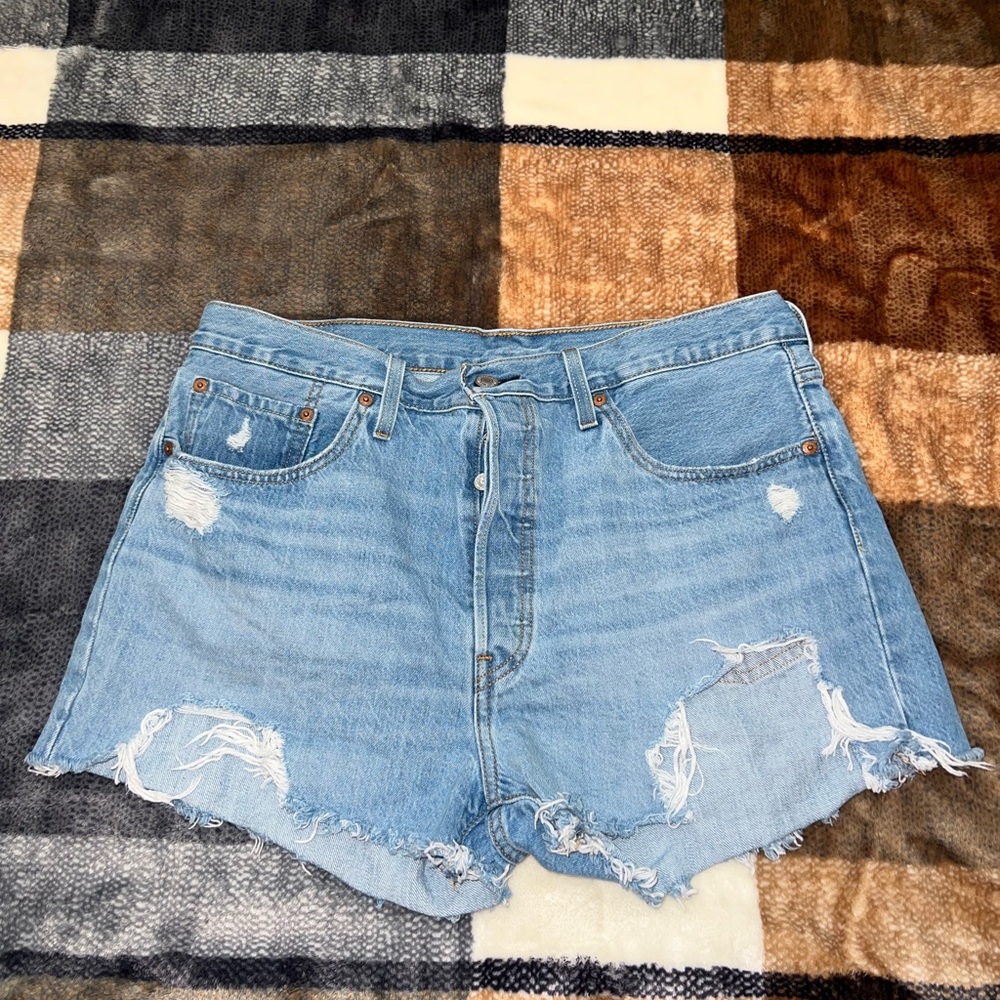 Distressed women Levi’s shorts 501